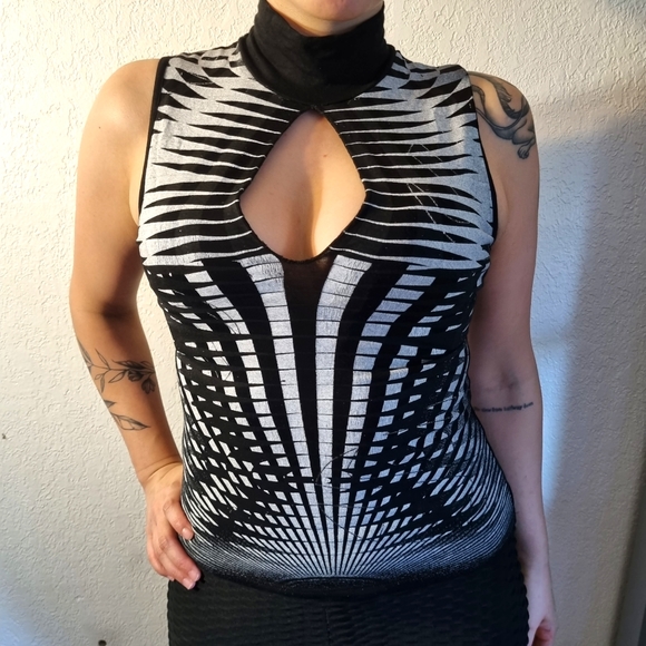 La Petite Francaise Sleeveless Mock Neck / Keyhole Shirt - Picture 1 of 8